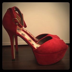 Perfect for Pin-Up! Velvet red peep toe heels
