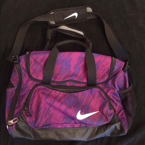 NIKE PURPLE DUFFEL BAG
