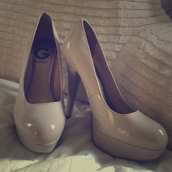 Guess pumps size 6