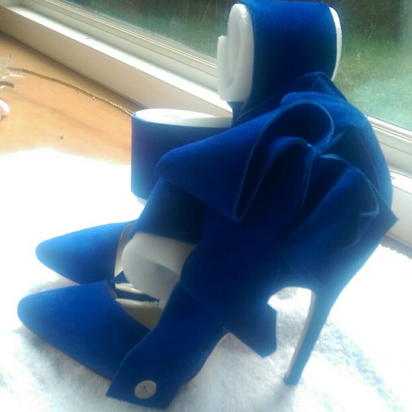 ๐ฅ๐ฅSOLD๐ฅ๐ฅLike New Aminah Jillil Suede Bow Pump - Picture 3 of 4