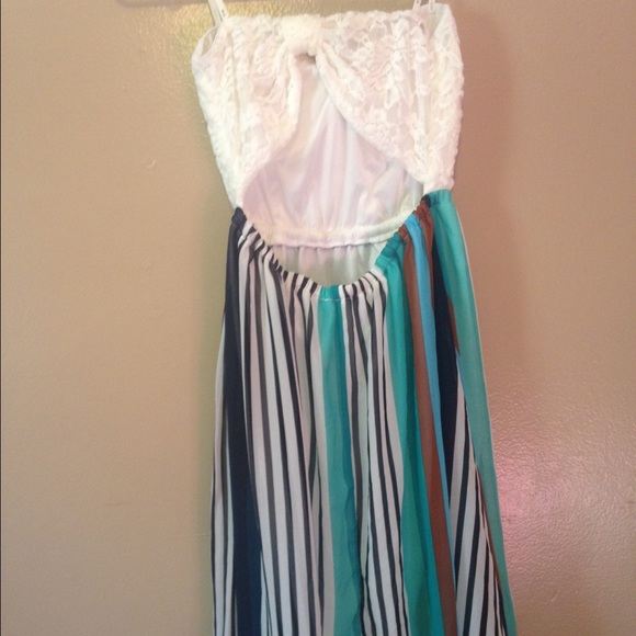 White laced top, with open bow back, never worn!! - Picture 2 of 2