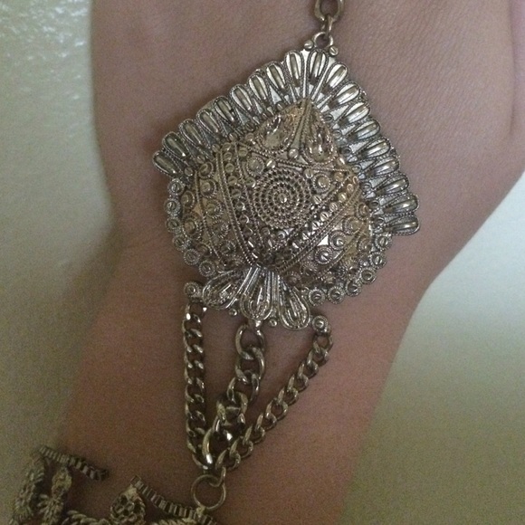 Beautiful UO Hand Chain - Picture 2 of 4