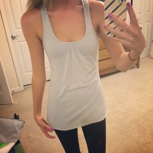 ❌TRADED❌Cute tank with leaf detail 🍃 - Picture 2 of 4