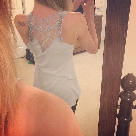 ❌TRADED❌Cute tank with leaf detail 🍃 - Picture 3 of 4