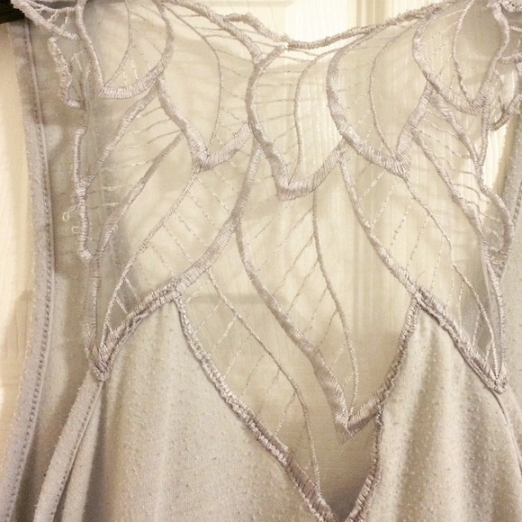 ❌TRADED❌Cute tank with leaf detail 🍃 - Picture 4 of 4