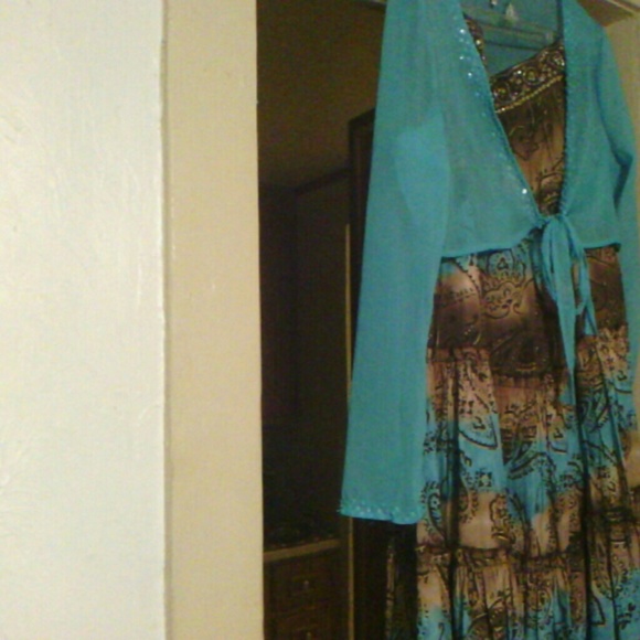 Skirt  with long sleeve embellish teal cropped top