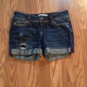 Meets fingertip dress code