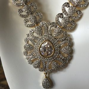 Jewelry set with changeable center stones