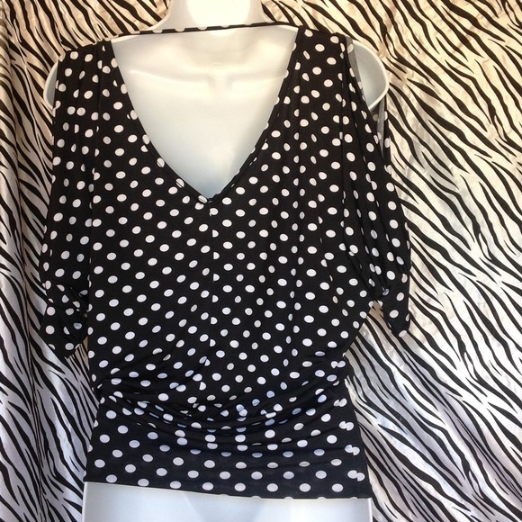 Open shoulder Polka Dot Top - Picture 3 of 3