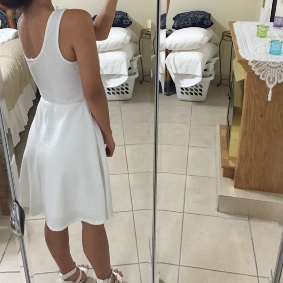White flowy dress - Picture 2 of 2