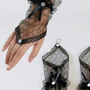 Ladies sexy lacey gloves ($5.99)