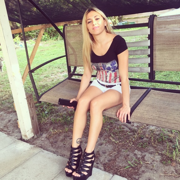 Meet the posher! My name is Heidi & I 💙 shopping - Picture 1 of 2