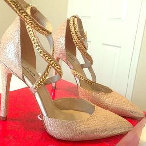 Guess heels with gold chain