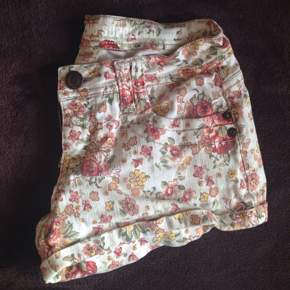 Floral Shorts - Picture 2 of 3