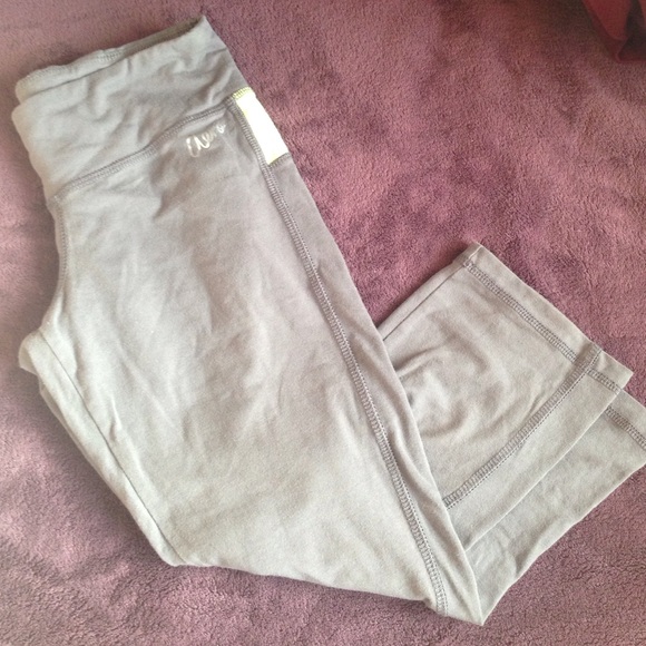 Capri Yoga Pants - Picture 1 of 3