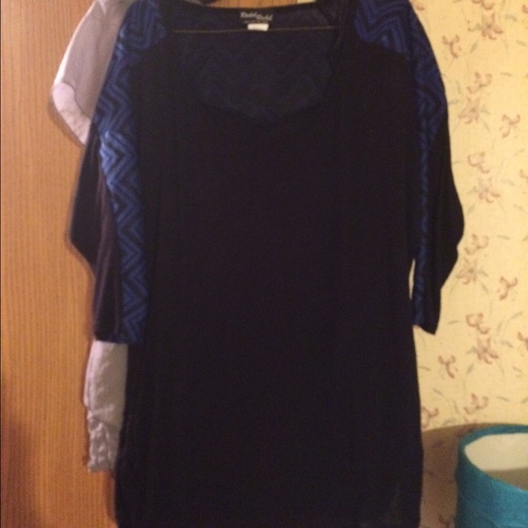 Black shirt with blue design - Picture 1 of 2