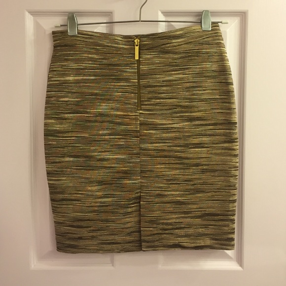 Above the knee skirt in gold tones - Picture 2 of 2