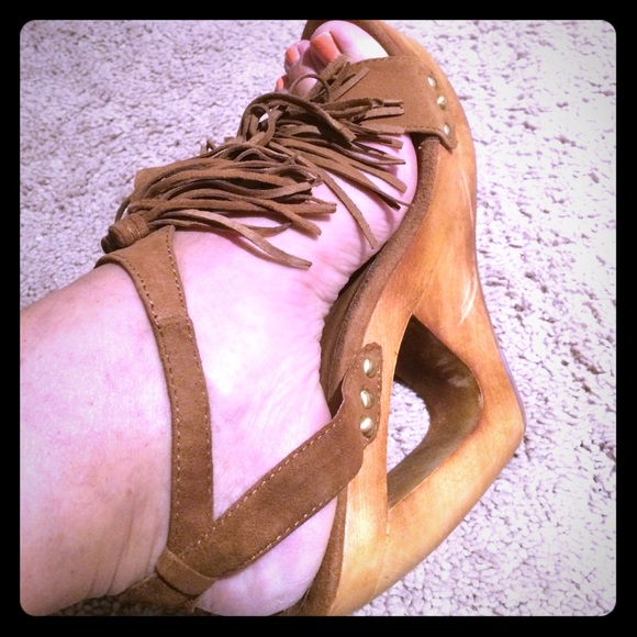 🎉🎉SOLD🎉🎉Tan Chinese Laundry wedge sandals