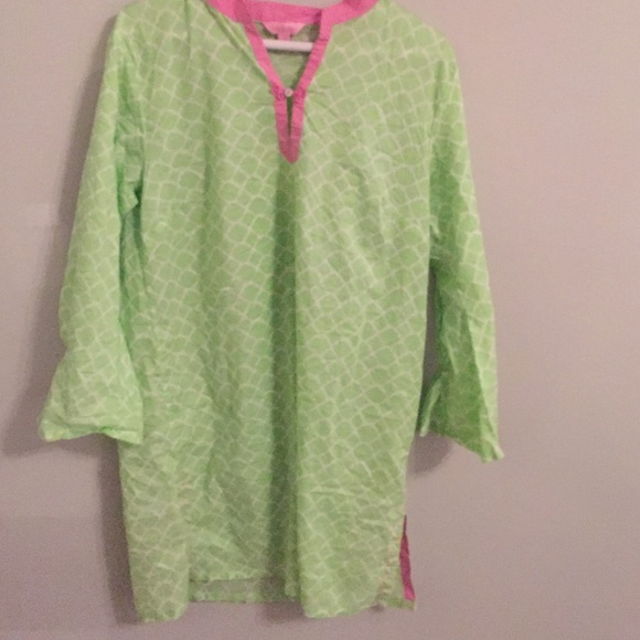 Like new. Lilly Pulitzer beach cover up