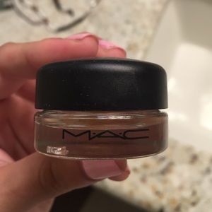 MAC rubenesque paint pot