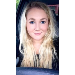 Meet your Posher, Becca