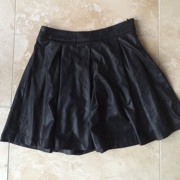 FOREVER 21 PLEATHER BLACK SKIRT