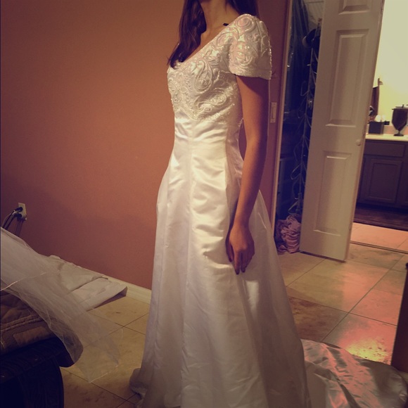 Beautiful wedding dress with veil 😍