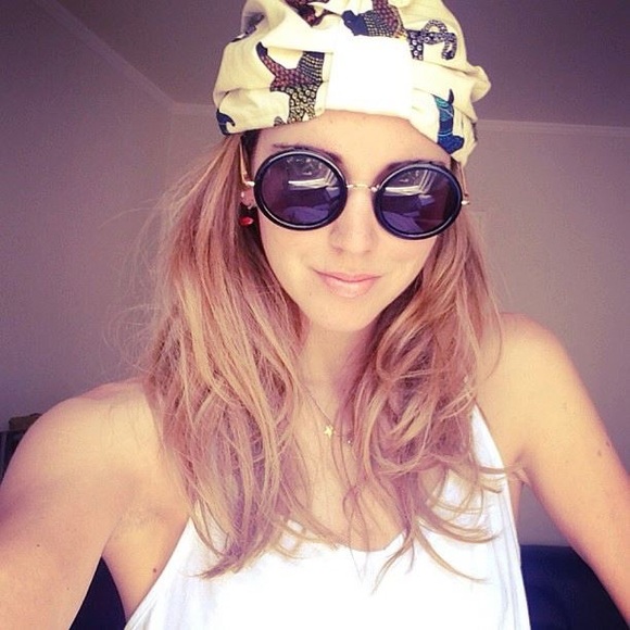 Accessories - Oversized round sunglasses in black and gold