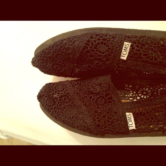 Black lace toms