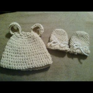 Newborn hat/mitten set