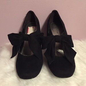 🎉HP 9/28🎉 Black Faux Suede Bow-Front Heels