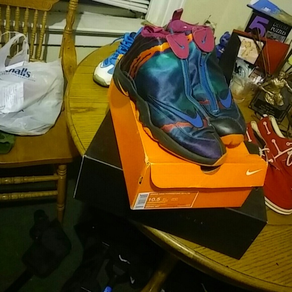 The gloves - Picture 2 of 2