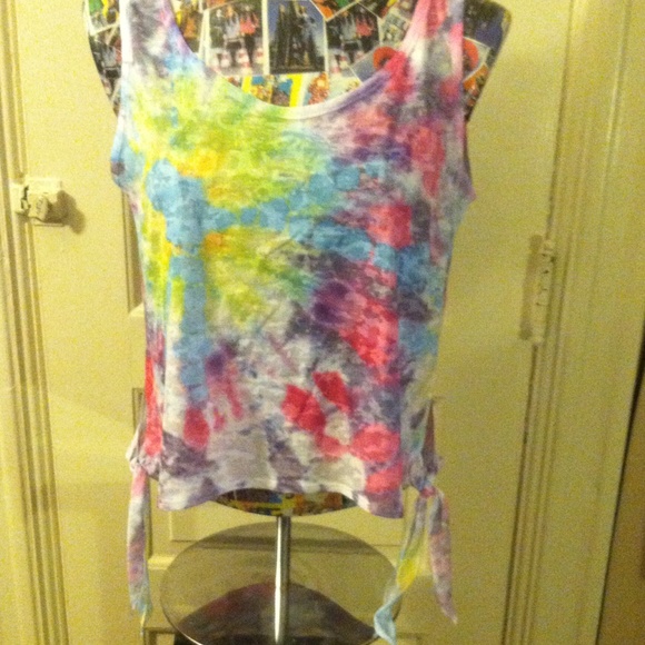 Tie-dye cropped tank w/ side ties. - Picture 2 of 2