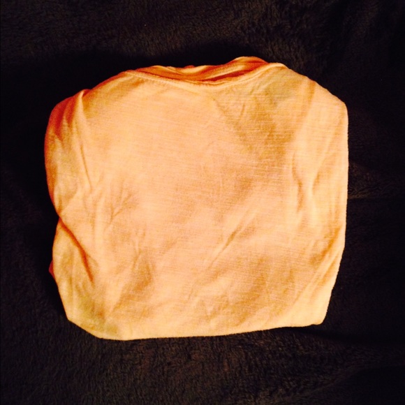 American Eagle short sleeve orange t-shirt!💗