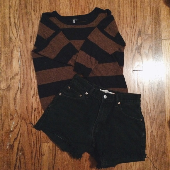 STRIPED SWEATER.