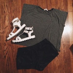GREY TEE.