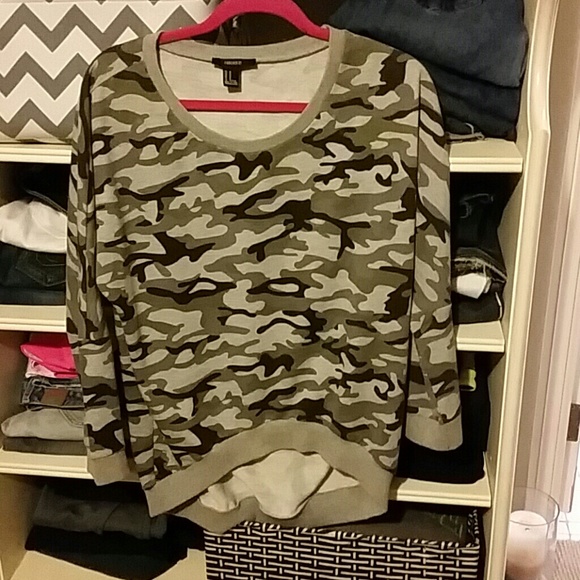 Nwot Camo hi low sweater top
