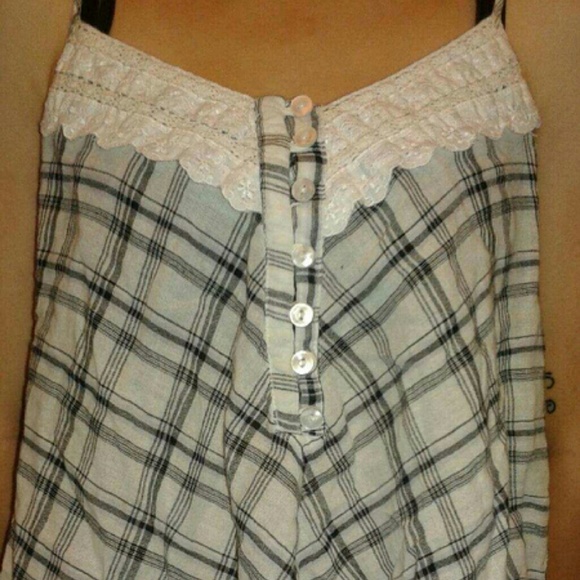 Loose tank top with lace.