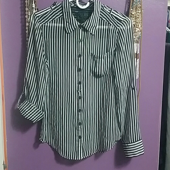SoldGuess top - Picture 1 of 2