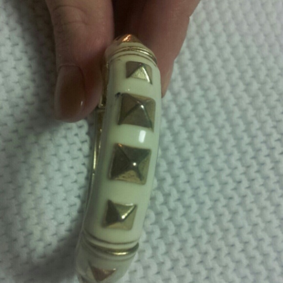White and gold accessory bracelet. - Picture 2 of 3