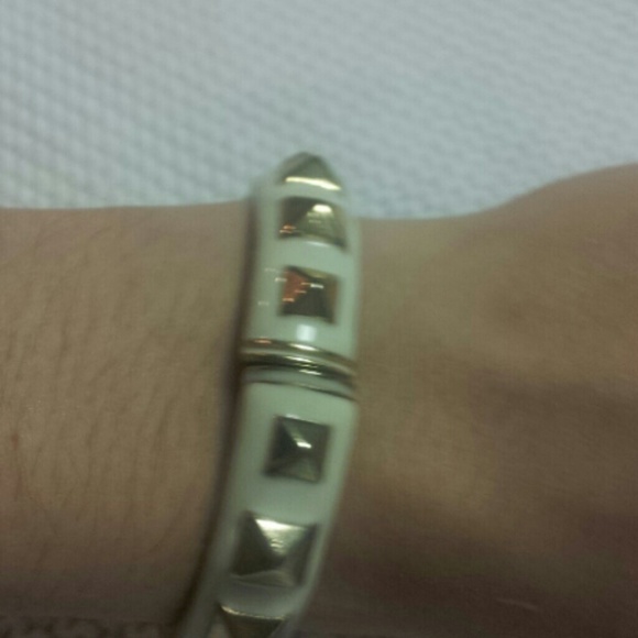 White and gold accessory bracelet. - Picture 3 of 3