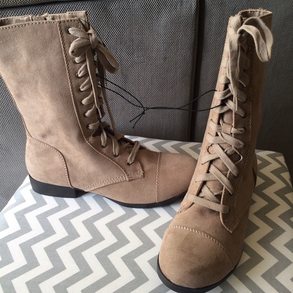 Brand new! Cute beige/cream booties!
