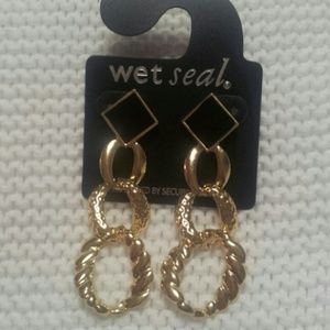 Back and gold dangle earrings. Gorgeous