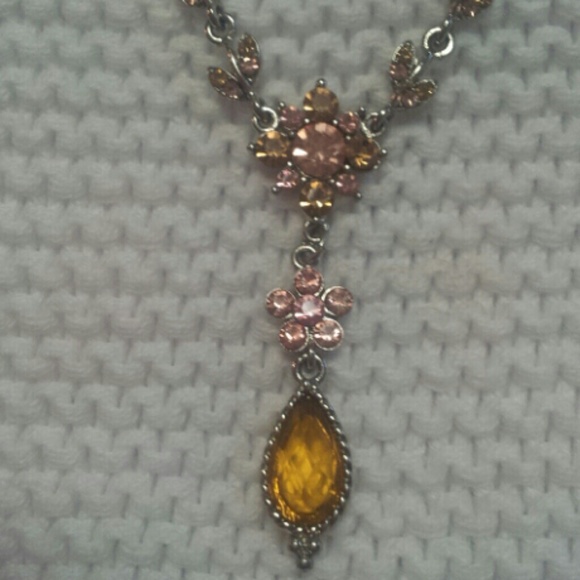 Beautiful necklace - Picture 2 of 4