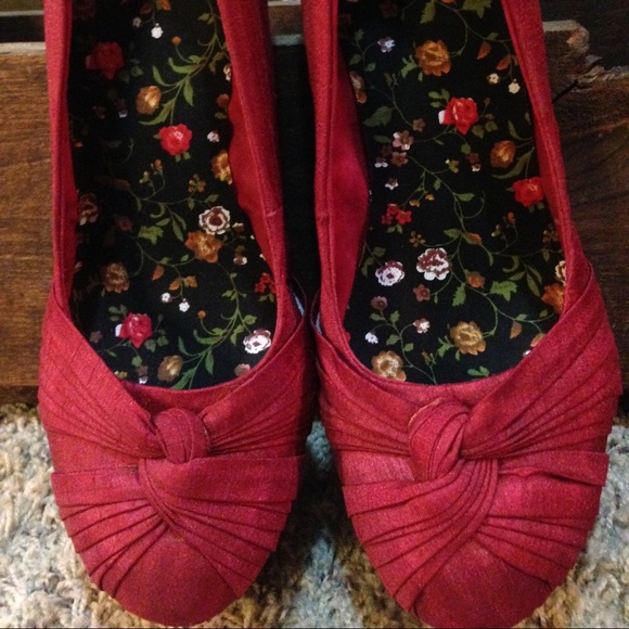 Red silky high heels - Picture 2 of 2