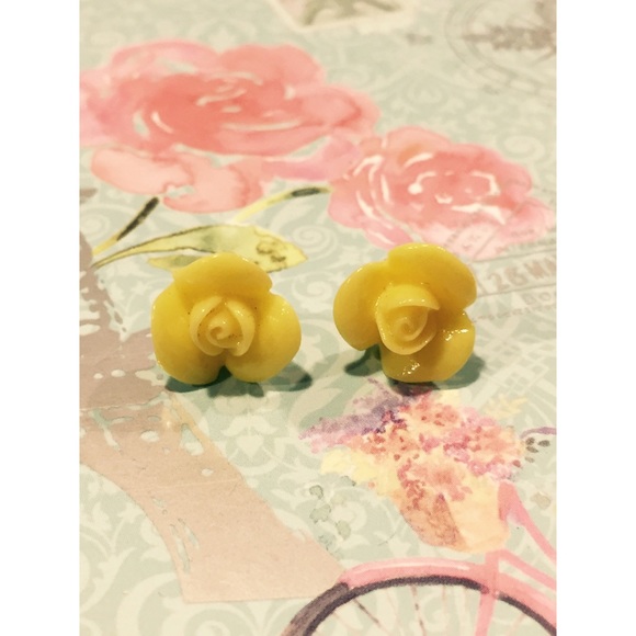 💕2/$7💕 Yellow Rose Studs