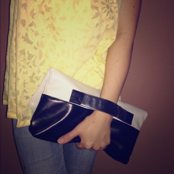 🚫SOLD🚫Folding Wristlet Clutch - Picture 1 of 4