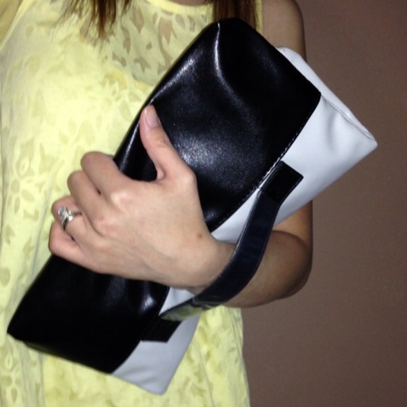 🚫SOLD🚫Folding Wristlet Clutch - Picture 2 of 4