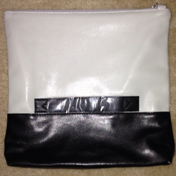 🚫SOLD🚫Folding Wristlet Clutch - Picture 3 of 4