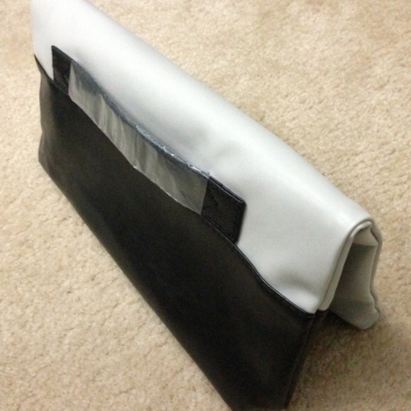 🚫SOLD🚫Folding Wristlet Clutch - Picture 4 of 4